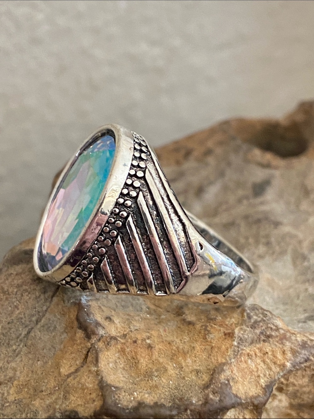 5/$10❤️❤️❤️NEW Ornate Design Faceted Iridescent Acrylic Cabochon Ring - Picture 5 of 6